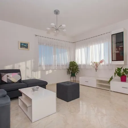 Buba/maslina Apartment Makarska
